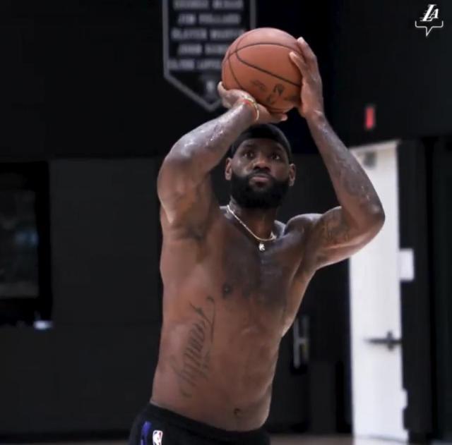 开云体育-【声音】沃格尔：戴维斯夏天有训练 首发阵容还没定