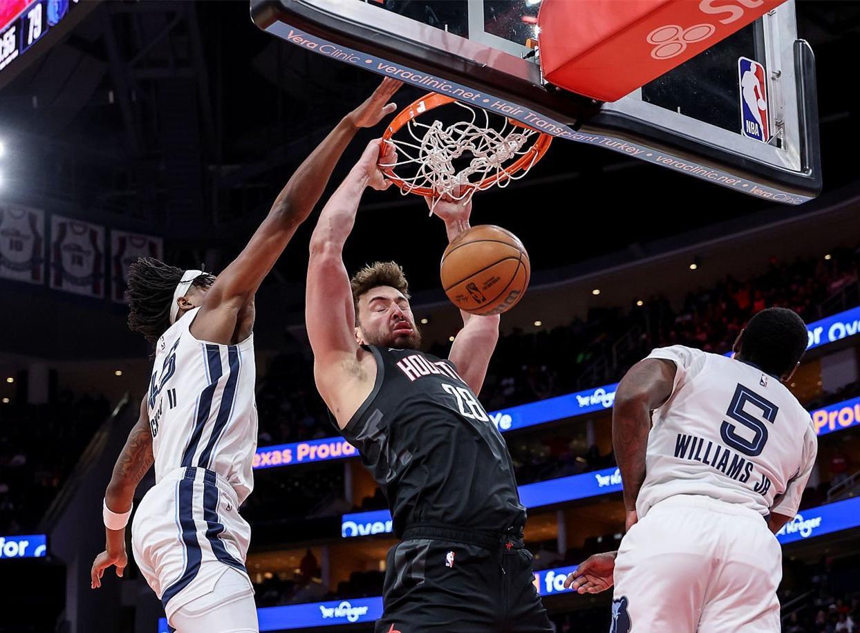 开云体育2023-轰33+9+6！火箭23岁王牌中锋复活，杜兰特大赞：和我配合越发默契