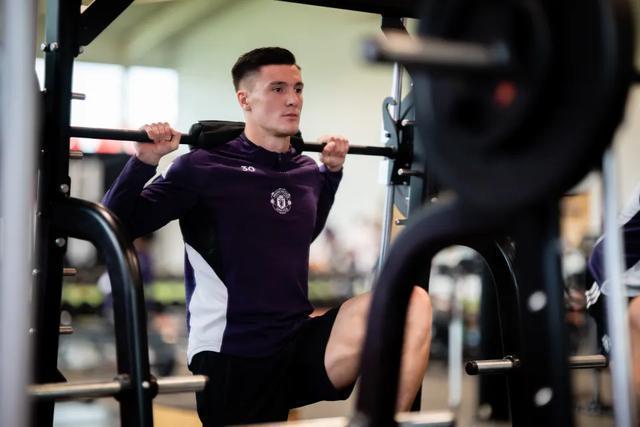 开云APP-7400万水货？曼联锋霸靠NFL特训踢疯了，名宿排队公开道歉！